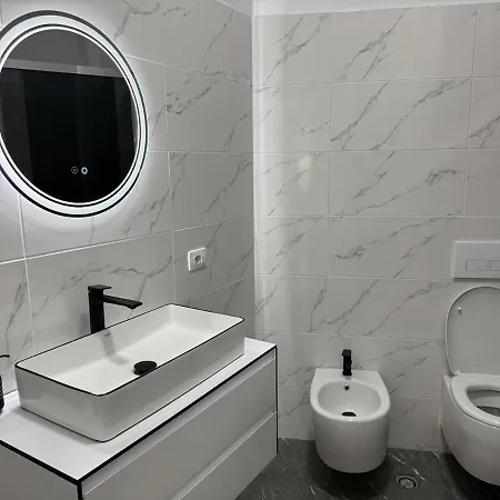 Elegant Escape At Spring Appartement Tirana